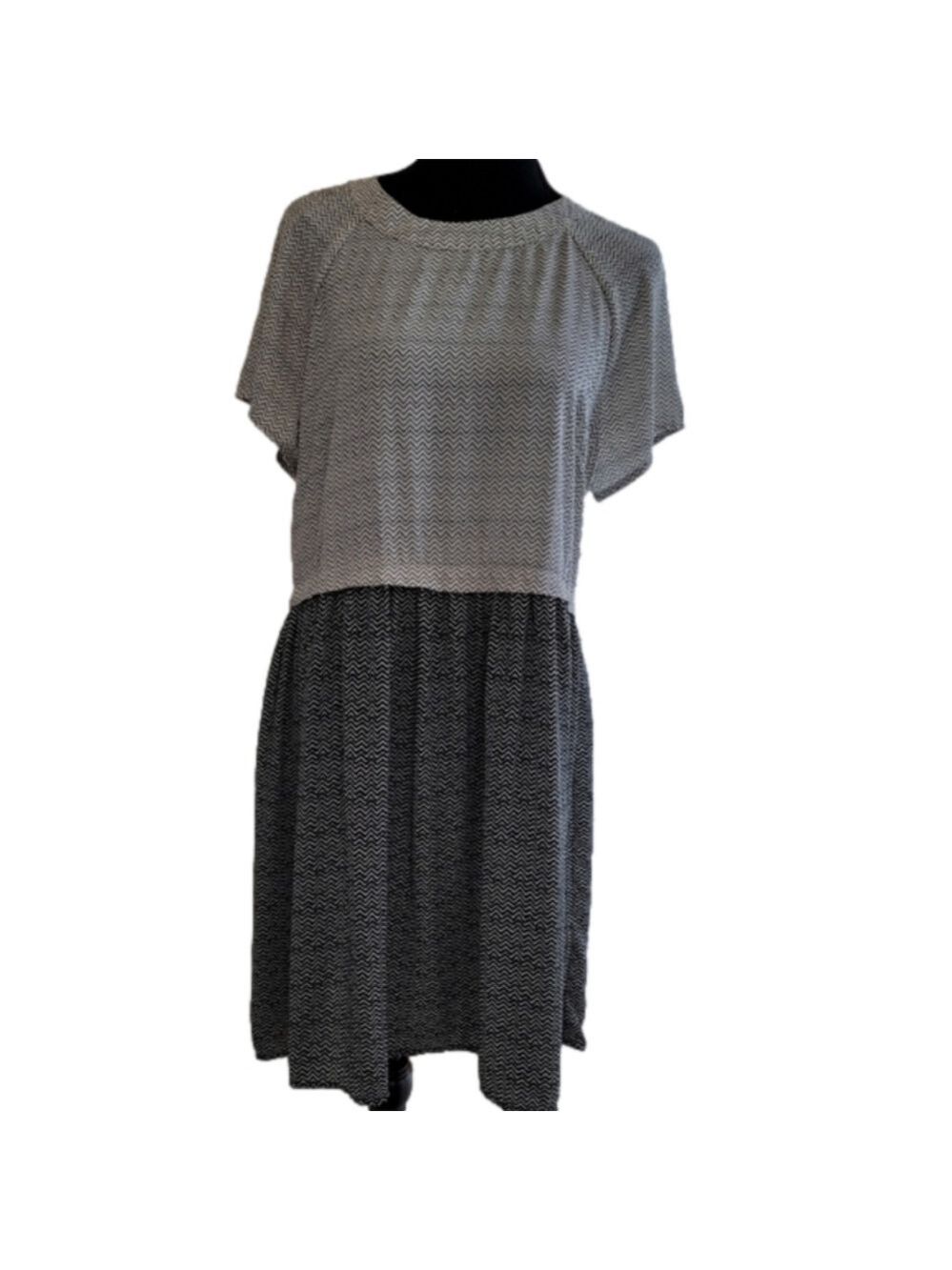Lorena Rose Two Toned Chevron Patterned Short Sleeve Dress Size 14